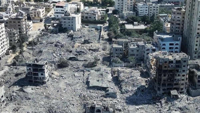 Al menos 40 muertos y decenas de heridos por bombardeo israelí contra viviendas palestinas en la región central de la Franja de Gaza.