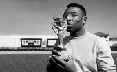La Federación Internacional de Fútbol Asociación​ (FIFA) designó a Pele como el mejor futbolista del siglo XX.