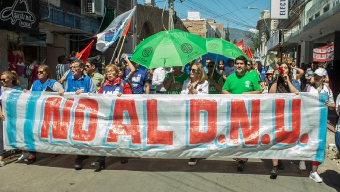 Este llamado a un paro general se da un día después de la masiva protesta de organizaciones sindicales y sociales a los Tribunales de Buenos Aires.