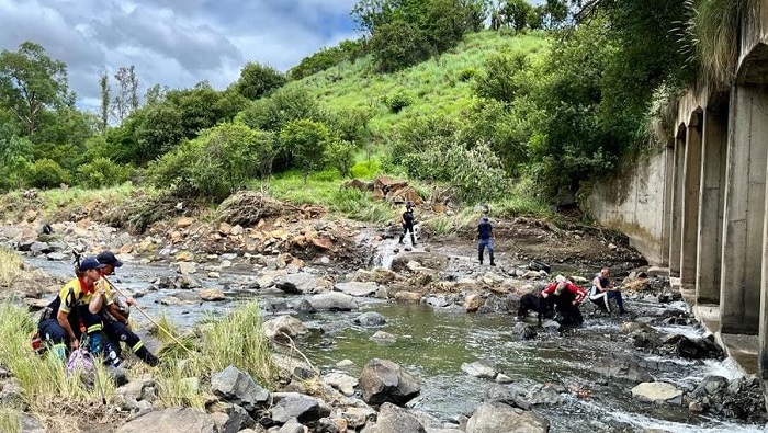 Equipos de búsqueda y rescate continúan recorriendo los ríos para recuperar cuerpos sin vida, durante un operativo que debe prolongarse durante todo el fin de semana.
