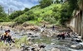 Equipos de búsqueda y rescate continúan recorriendo los ríos para recuperar cuerpos sin vida, durante un operativo que debe prolongarse durante todo el fin de semana.