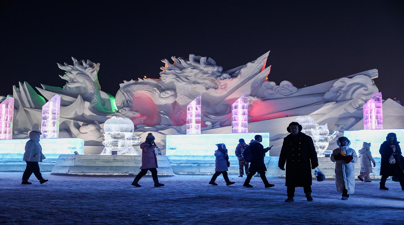 En el parque temático donde tiene lugar el festival “Mundo de hielo y nieve de Harbin”, se celebran la mayor parte de los espectáculos y actividades, en medio de edificios de hielo iluminados.