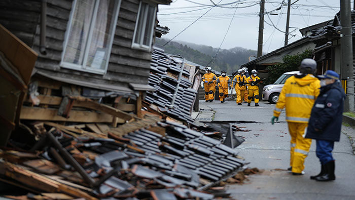 Bomberos y cuerpos de seguridad continúan las labores de búsqueda y rescate de sobrevivientes del sismo de magnitud 7.6 en la prefectura de Ishikawa.