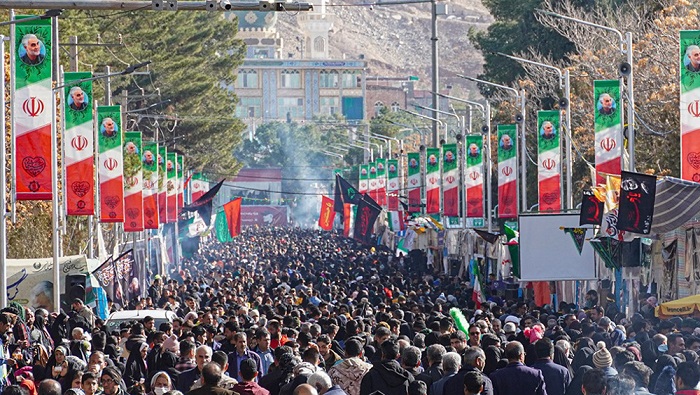 Una multitud recorrió a pie el camino que conduce al Cementerio de los Mártires de Kerman, donde yacen los restos de Soleimani.