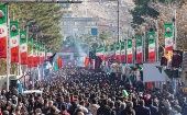 Una multitud recorrió a pie el camino que conduce al Cementerio de los Mártires de Kerman, donde yacen los restos de Soleimani.
