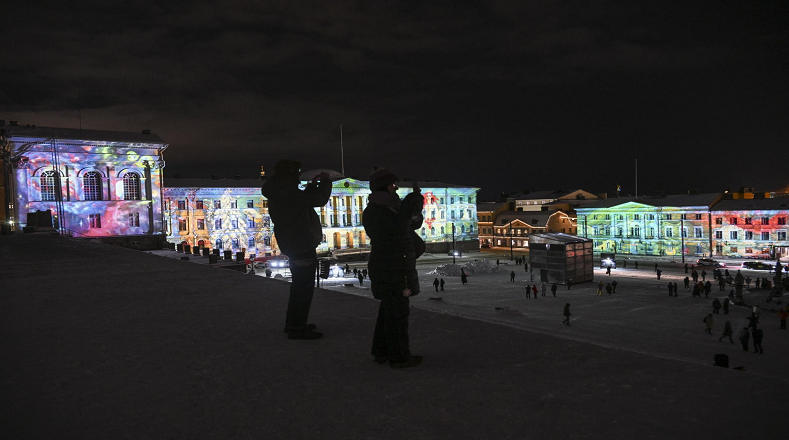 El festival decora la capital finlandesa con sorprendentes instalaciones de luces que se pueden apreciar en el centro de la ciudad.