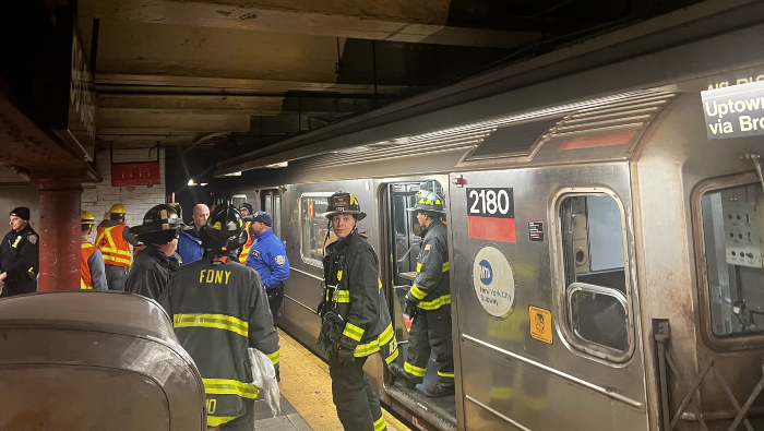 El Departamento de Bomberos de la ciudad de Nueva York se encargó de evacuar a los pasajeros y prestar asistencia.
