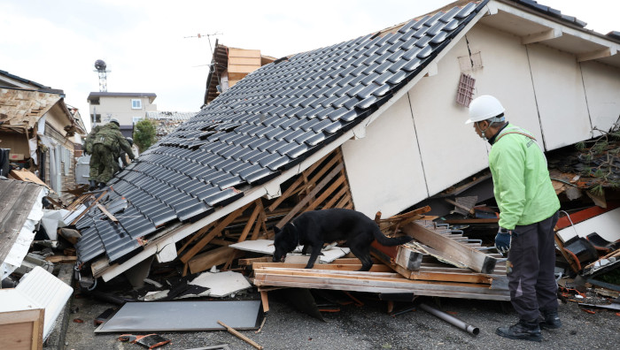 El movimiento telúrico de magnitud 7.6 del lunes generó un tsunami, deslizamientos de tierra y la destrucción de decenas de viviendas y carreteras.