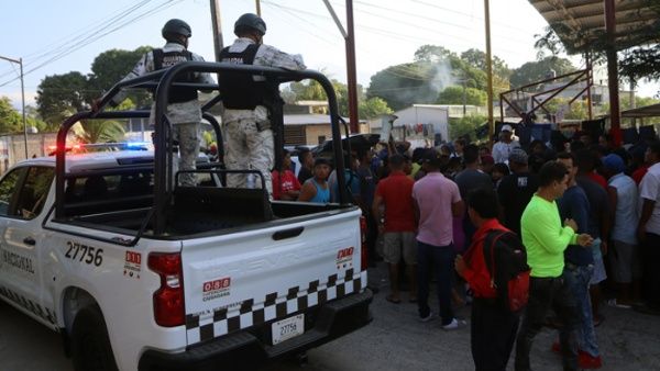 El INM de México confirmó que la caravana se desintegró tras acuerdo con migrantes.