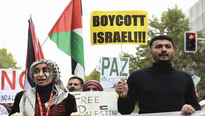 Frente a La Haya, sede de la Corte Internacional de Justicia en Países Bajos, decenas de personas se congregaron para exigir justicia por Palestina.