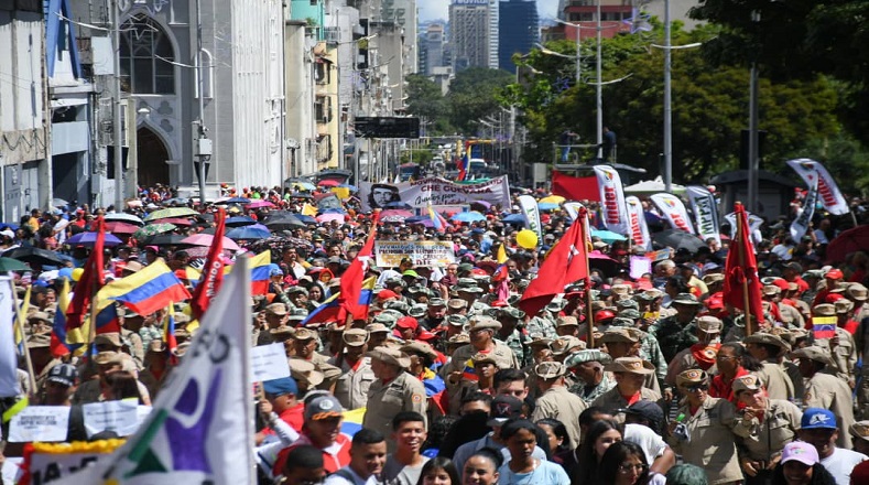 Desde horas tempranas de la mañana de este lunes, miles de venezolanos se concentraron en la avenida Universidad de Parque Carabobo en Caracas (capital) para respaldar el mensaje anual del presidente Nicolás Maduro.