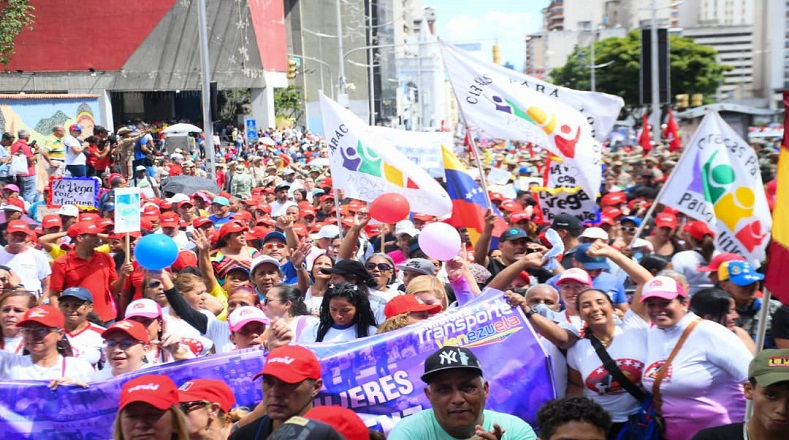 Los participantes respaldaron con consignas y carteles la gestión del Gobierno bolivariano, así como las políticas implementadas en favor de los venezolanos.