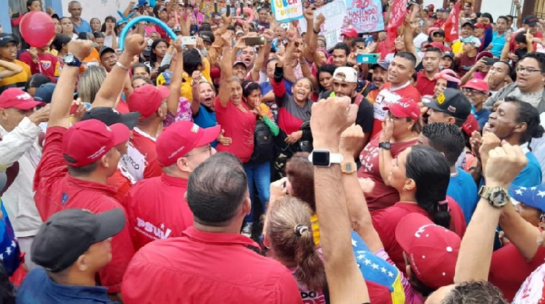 En las cercanías del Palacio Federal Legislativo, mientras esperan el arribo del mandatario venezolano, los asistentes resaltaron la alegría y el entusiasmo por las conquistas logradas a pesar del bloqueo estadounidense contra Venezuela.
