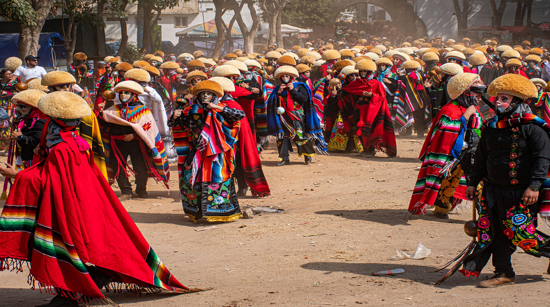 A la par, los bailarines tocan sonajas de hojalata llamadas “chinchines”, llevan  máscaras de madera talladas, tocados con monteras y vestidos con sarapes, chales bordados y cintas de colores.