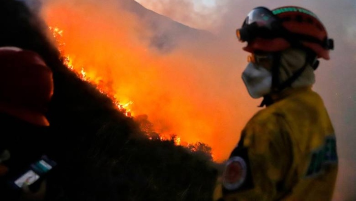 En el cerro de El Cable se encuentran desplegados 120 bomberos, 365 soldados, 53 miembros de la Fuerza Aérea.