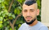 El joven, identificado como Qassam Ahmad Yasin, recibió un disparo en el abdomen que le provocó graves heridas.