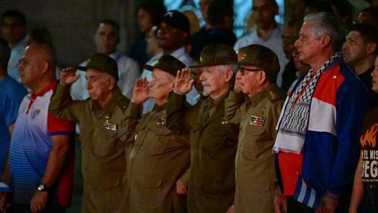 Encabezaron la manifestación, el expresidente Raúl Castro, junto a su sucesor Miguel Díaz-Canel Bemúdez y otros miembros de la Generación del Centenario.