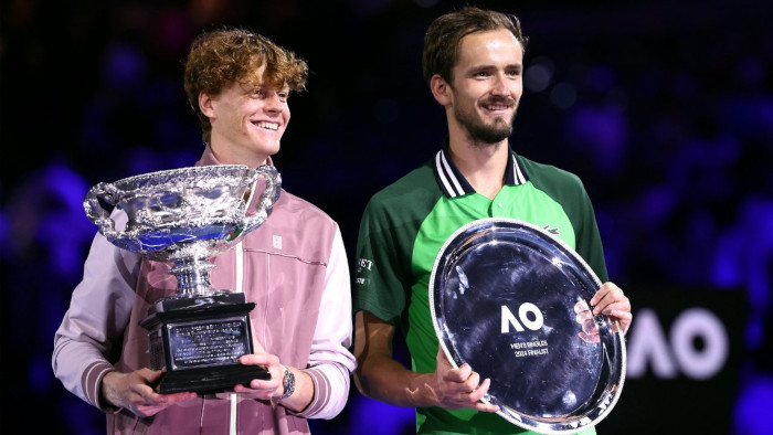 Con 22 años, Sinner (a la izquierda) se confirmó como el segundo tenista más joven en hacerse con el título en el primer grande de la temporada, después del serbio Novak Djokovic.
