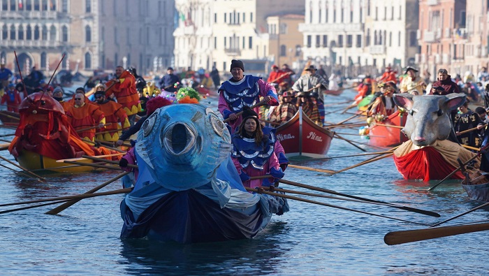 Celebran la Regata Pantegana en el Gran Canal de Venecia, Italia