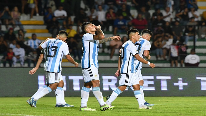 La perla argentina Tiago Almada anotó un doblete (minutos 45 y 57). Luego vinieron los goles de Santiago Castro (61'), Aarón Quirós (79') y  Luciano Gondou (90')