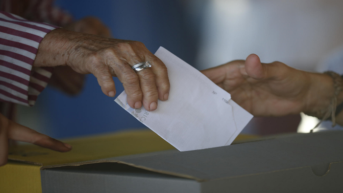 Dentro de las imputaciones  al proceso electoral realizada por la diputada, consta que en los centros de votación a escala nacional,  asignaron personas que no  acreditadas.