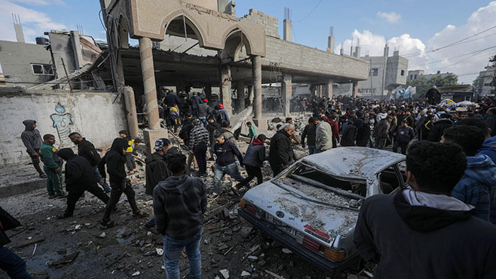Palestinos buscan personas desaparecidas bajo los escombros de una mezquita destruida en la ciudad de Deir Al Balah.