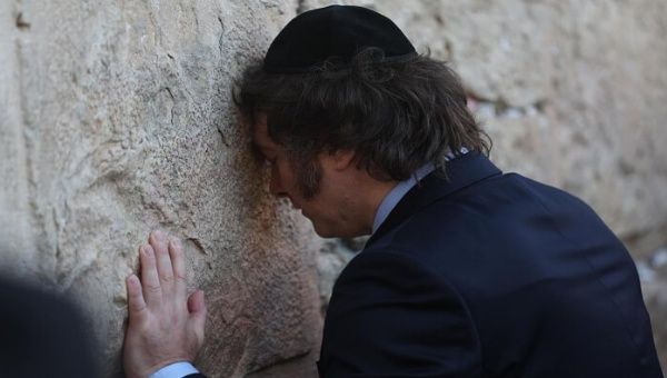 El presidente Milei junto al Muro de los Lamentos en Jerusalén durante su visita a Israel.