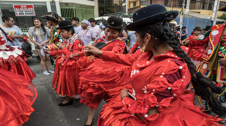 Este viernes se realizaron las actividades previas al Carnaval boliviano que se efectuará este fin de semana. Las Cholas paceñas asisten con ropas típicas y llevan a cabo bailes tradicionales.
