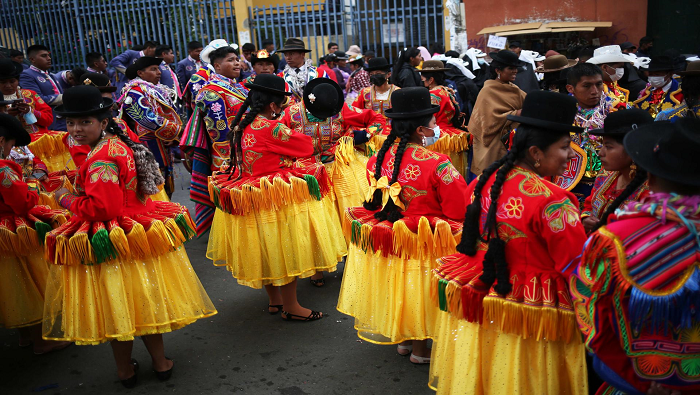 Los bolivianos de diferentes regiones del país adornan sus casas y otros locales con serpentina, globos, flores, mixtura, confites, frutas y juegos artificiales para hacer el ritual.