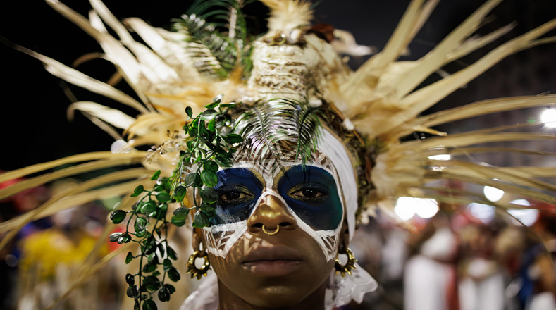 En Sao Paulo, el carnaval sólo comienza cuando el bloque Ilú Obá de Min abre las procesiones. Ilú Obá de Min rinde homenaje a las madres negras que luchan por la memoria de sus hijos muertos a causa de la violencia y el racismo.