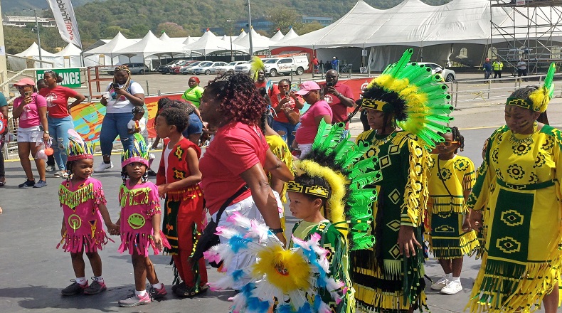 El carnaval infantil involucra a miles de niños organizados a través de sus escuelas, con el concurso de maestros y padres. Los centros docentes promueven competencias internas y los colectivos más sobresalientes luego participan en el evento nacional.