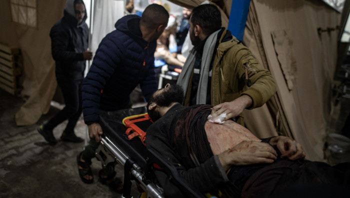 Los ataques israelíes dejaron además unos 230 heridos, en su mayoría mujeres y niños, algunos de los cuales fueron trasladados al Hospital de Kuwait.