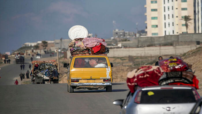 Palestinos huyen de la ciudad de Rafah en medio del incremento de los ataques de Israel en la zona.