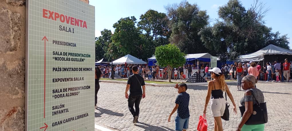 Masiva afluencia popular en la Feria del Libro de La Habana