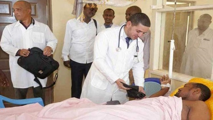 Los médicos cubanos Assel y Landy durante su labor asistencial en Kenia.