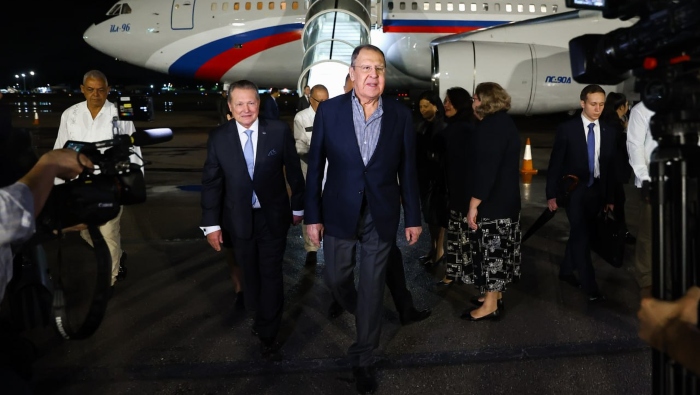 El titular diplomático ruso llegó al Aeropuerto Internacional José Martí de la capital cubana, La Habana.