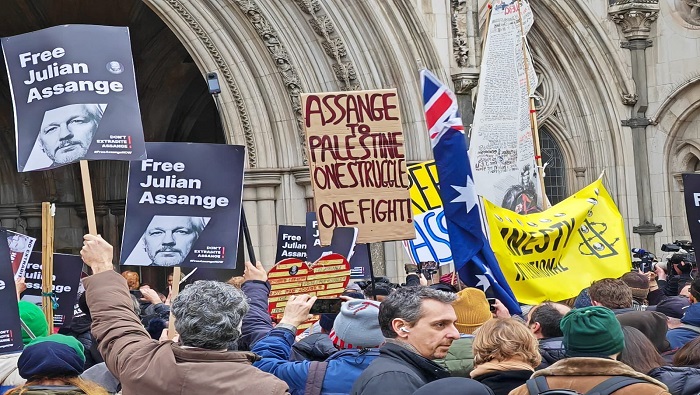 Una multitud de personas está reunida frente a la Justicia británica exigiendo que Assange no sea extraditado a EE. UU.