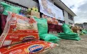 El Gobierno recalcó que como parte de la ayuda humanitaria se entregó bolsas de arroz, botellas de aceite, fideos y cemento. 