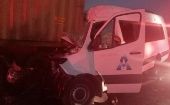 El accidente involucró a una camioneta de transporte de personal y a una unidad de transporte de carga pesada