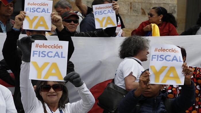 Manifestantes reclaman la elección del nuevo fiscal general tras tres intentos fallidos.