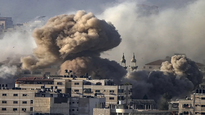En el barrio de Al-Zaytoun, al sureste de la ciudad, aviones de ocupación bombardearon plazas residenciales enteras lo que provocó la muerte de decenas de civiles y múltiples víctimas