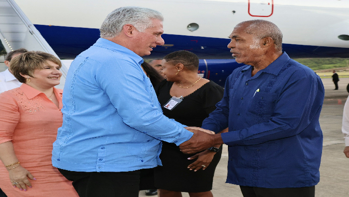 El presidente cubano fue recibido en el Aeropuerto Internacional de Argyle por el viceprimer ministro, Montgomery Daniel.