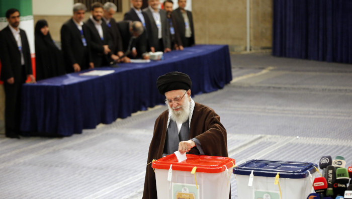 Uno de los primeros en emitir su voto fue el líder de la Revolución Islámica de Irán, el ayatolá Seyed Ali Jamenei.