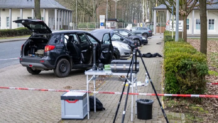 Las fuerzas del orden señalan que también se está llevando a cabo una operación en el cuartel Von Düring de Rotemburgo, ante las sospechas de que el homicida guarda en su vehículo munición y explosivos.