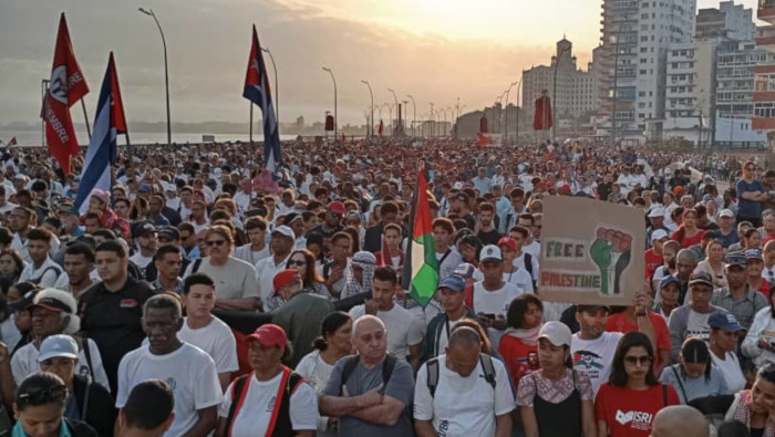 Miles de cubanos marchan encabezados por el presidente Miguel Díaz-Canel y la máxima dirección de la nación caribeña.