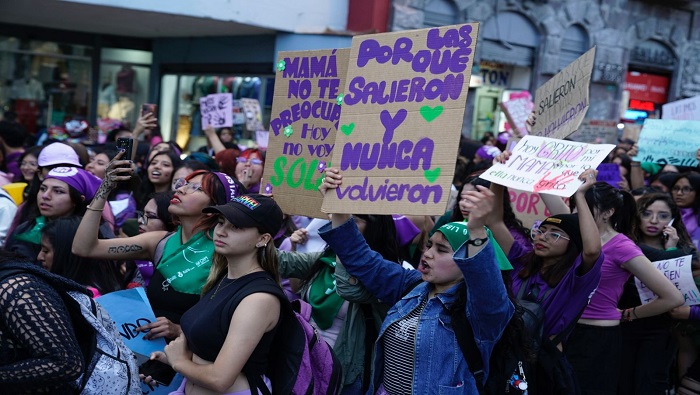 La marcha avanzó por la calle Guayaquil y arribó al centro histórico de Quito.