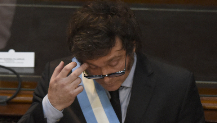 Lousteau criticó que mientras Milei le pide a los argentinos “que aguanten su feroz ajuste, él se hace el sorprendido sobre el aumento de sueldo que se otorgó a sí mismo y a su gabinete”.