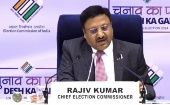 El comisionado electoral en jefe Rajiv Kumar, aconsejó a los votantes que no envíen noticias falsas ni información no verificada.