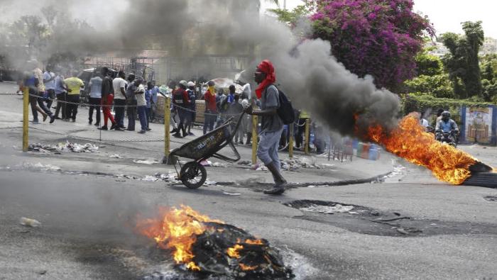 En un intento por frenar la violencia implacable, el gobierno de Haití anunció el domingo que extenderá el toque de queda nocturno hasta el 20 de marzo.