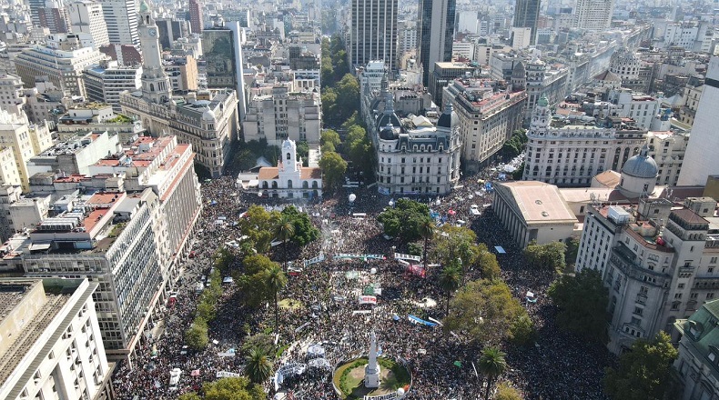 La multitud desbordó la Plaza de Mayo y sus alrededores. Así también se batalló en otros espacios del país.